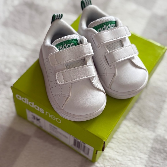 Kids Adidas white sneakers. Green stripe accent. Size 3K 9-12 months - Picture 2 of 9